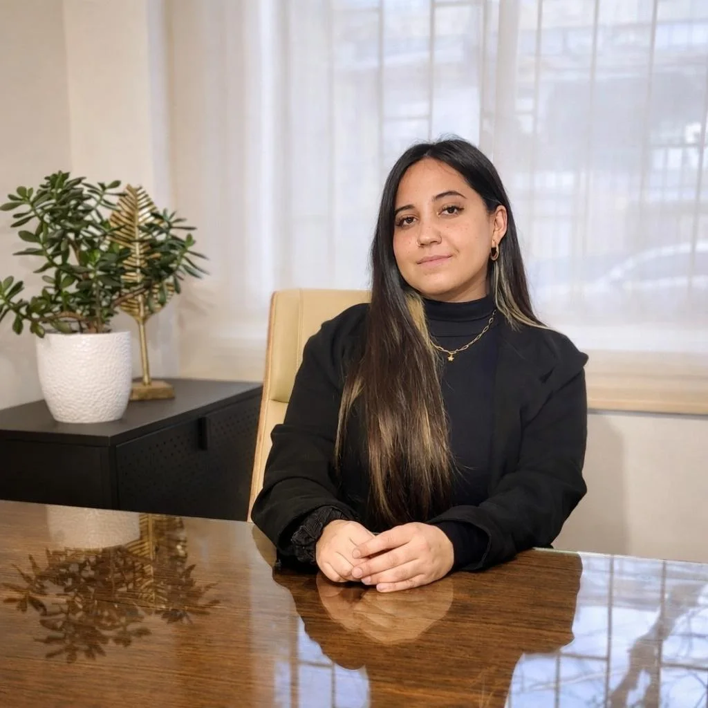 Valentina Labrín en la oficina del estudio en Viña del Mar